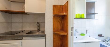 Réfrigérateur, four à micro-ondes, surface de cuisson, cafetiÚre-théiÚre