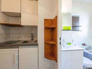 Kylskåp, mikrovågsugn, spishäll och kaffe- och tebryggare