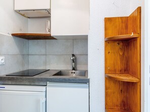 Kjøleskap, mikrobølgeovn, kokeplater og kaffetrakter/tekoker