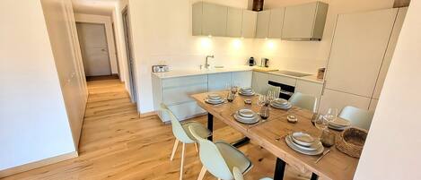 ثلاجة، ميكروويف، فرن، غسالة أطباق