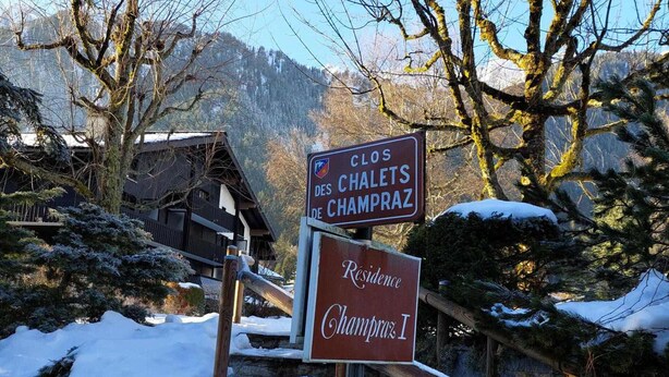 A sign indicating the closure of chalets in Champraz. - Comfortable renovated studio in green residence in Chamonix (Chamonix-Mont-Blanc)