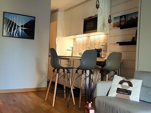 TV - Comfortable renovated studio in green residence in Chamonix (Chamonix-Mont-Blanc)