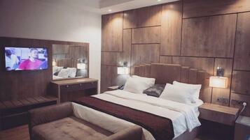 Escritorio, espacio para trabajar con laptop y wifi gratis