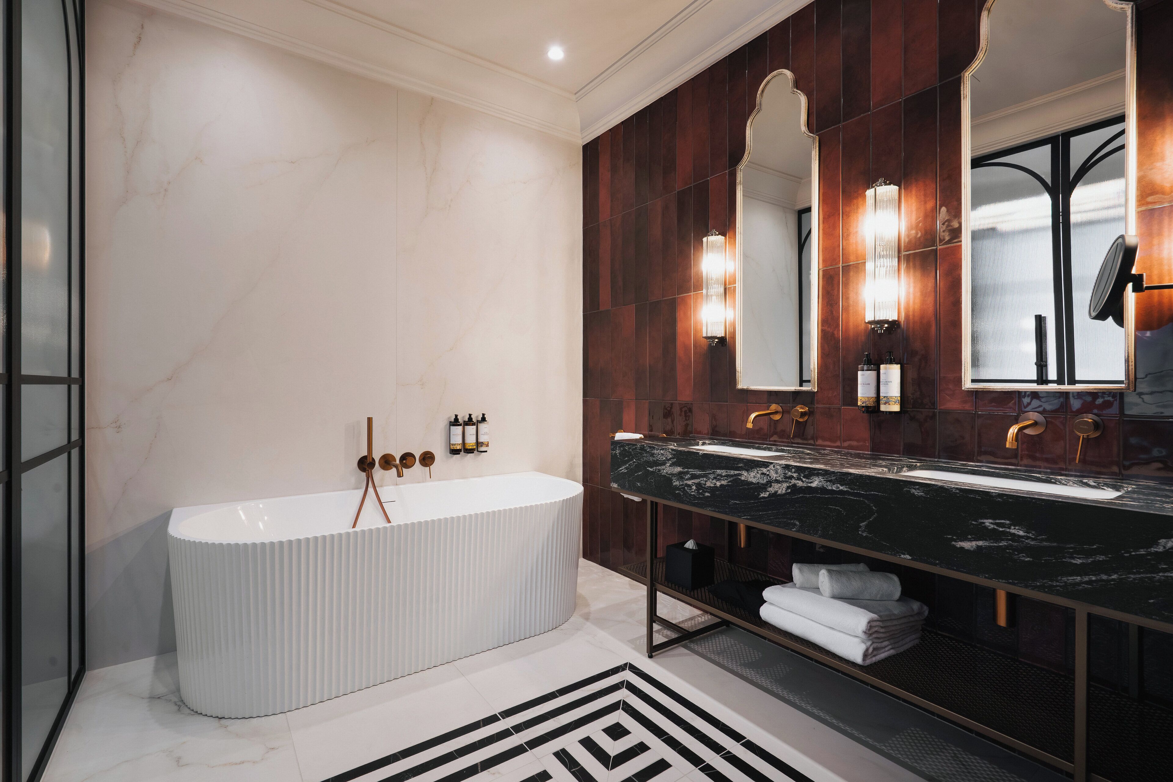 スイート 1 ベッドルーム | バスルーム | スリッパ、タオル