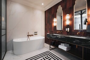 Suite, 1 Schlafzimmer | Badezimmer | Hausschuhe, Handtücher