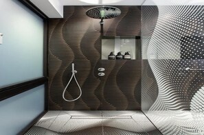 Appartement | Badkamer | Een douche, gratis toiletartikelen, een haardroger, handdoeken