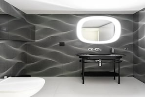 Apartment | Bathroom | Shower, free toiletries, hair dryer, towels - Central London Charm One Bedroom Apartment (London)