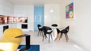 A modern apartment with a kitchen, dining area, and a living room. - Central London Charm One Bedroom Apartment (London)
