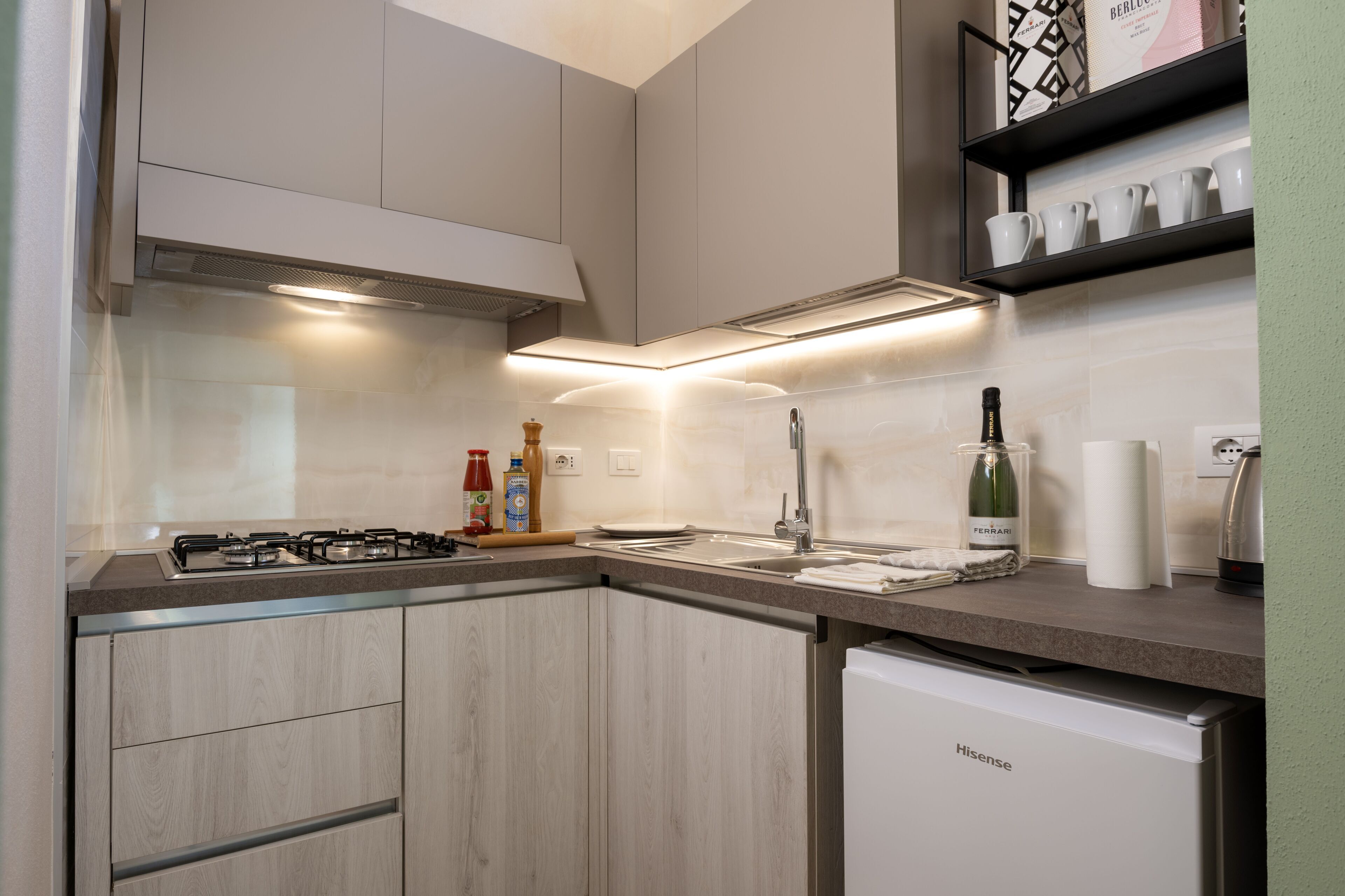 Micro-ondes, cafetière/bouilloire, bouilloire électrique, grille-pain