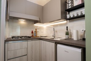 Microwave, coffee/tea maker, electric kettle, toaster