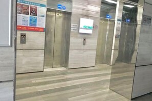 En hissinredning med metalldörrar, en digital display och en våningsindikator.