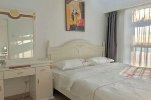 Un dormitorio con cama, cómoda, espejo y un cuadro en la pared.