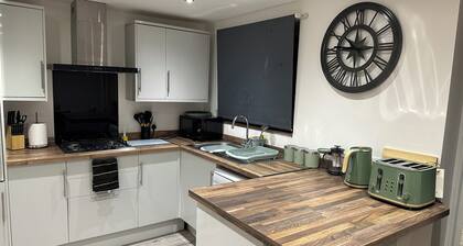 Marvelous 3-bedroom house with WiFi in Doncaster