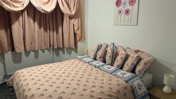 3 bedrooms, desk, iron/ironing board, free WiFi