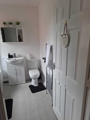 Sèche-cheveux, serviettes fournies