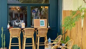 Una cafetería llamada "Espécial" con terraza y un letrero que ofrece un descuento del 15%.