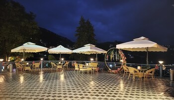 Se sirven desayunos, almuerzos y cenas; con vista al jardín