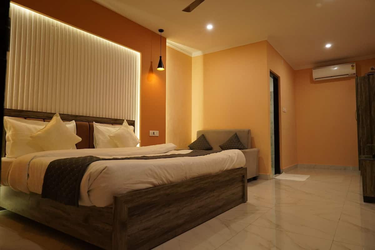 Deluxe Room, Mountain View | Iron/ironing board, free WiFi