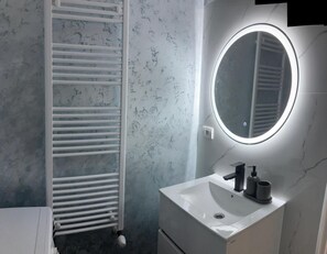 Douche, séchoir à cheveux, serviettes fournies, savon