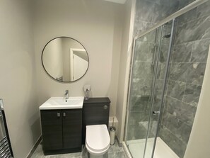 Sèche-cheveux, serviettes fournies, papier toilette