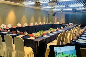 A conference room with a long table, chairs, and a screen. - GanZhouXiangjiangwan International Hotel (South Gate Ancient City Wall) (Ganzhou)