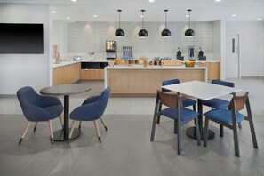 Free daily buffet breakfast  - Towneplace Suites by Marriott Columbus (Columbus)
