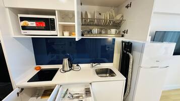 Deluxe Studio, Balcony, Sea View | Private kitchen