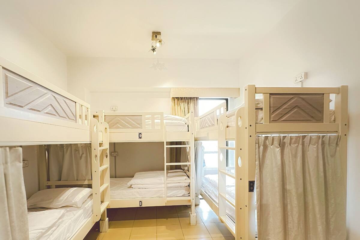 Comfort Shared Dormitory | Cadar kapas Mesir, peralatan tempat tidur premium, meja 