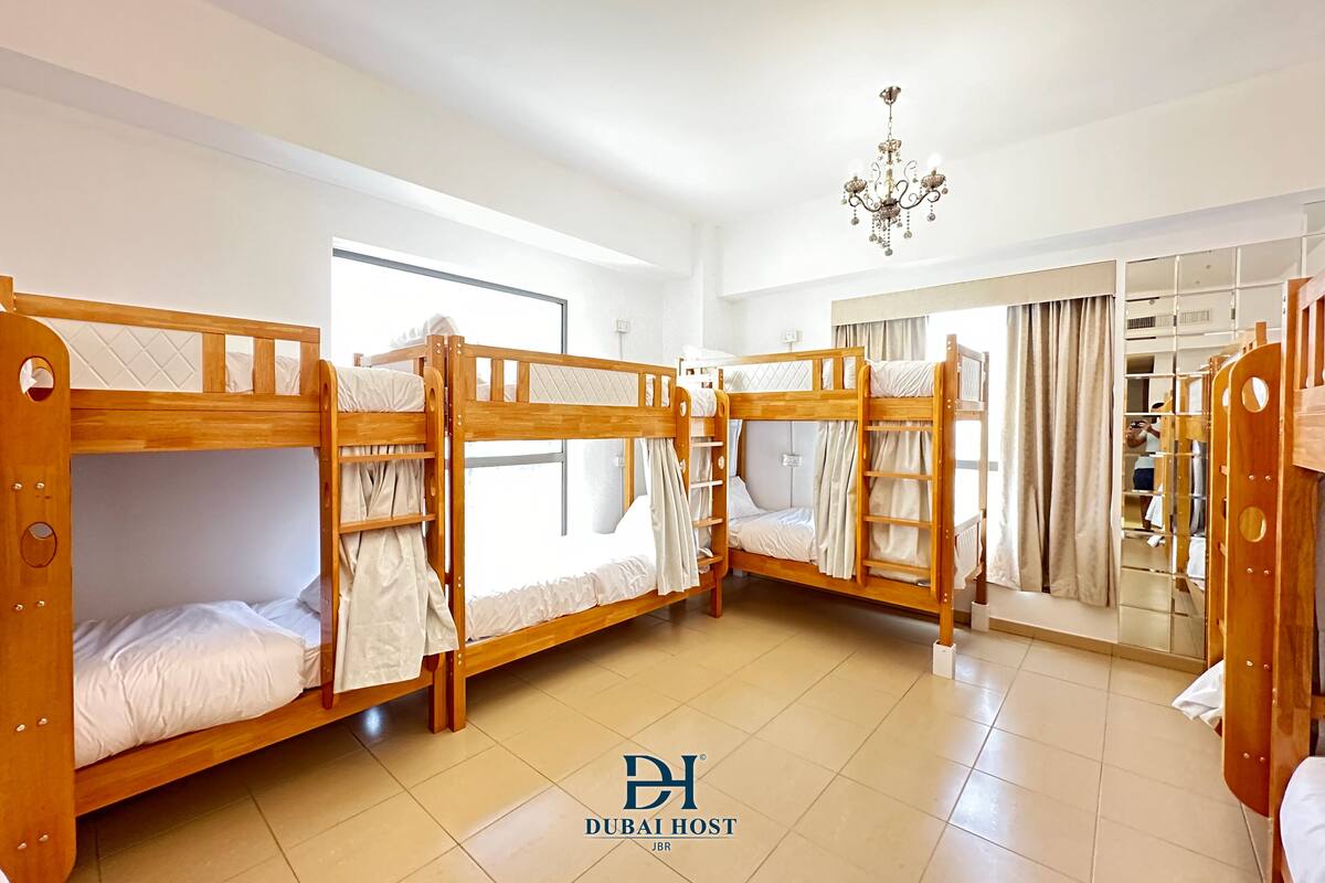 Comfort Shared Dormitory | Cadar kapas Mesir, peralatan tempat tidur premium, meja 