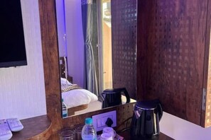 Iron/ironing board - Hotel Mahabaleshwar Mount View (Satara)