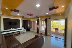 Iron/ironing board - Hotel Mahabaleshwar Mount View (Satara)