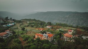 Uma aldeia rural com casas e campos em socalcos.
