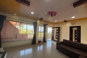 Iron/ironing board, free cribs/infant beds, rollaway beds, free WiFi - Hotel Mahabaleshwar Mount View (Satara)