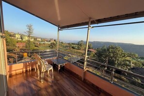 Iron/ironing board - Hotel Mahabaleshwar Mount View (Satara)