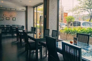 Restaurant - 100 Sunset Kuta Hotel & Ballroom (Bali)
