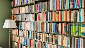 Una estantería llena de libros.