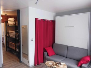 TV, DVD player, books, stereo