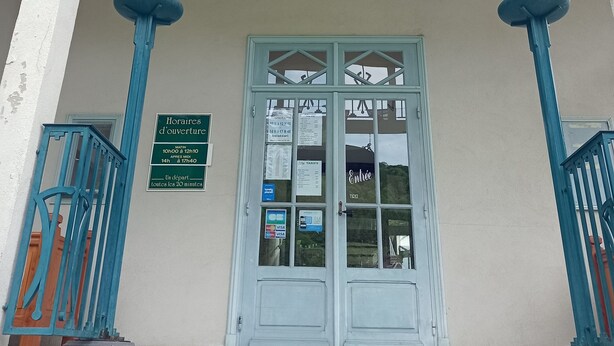 A building with a sign reading "Funiculaire" and a set of stairs leading to the entrance.
