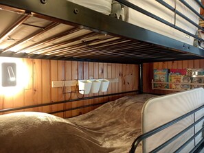 1 chambre, fer et planche à repasser, lit de bébé portatif