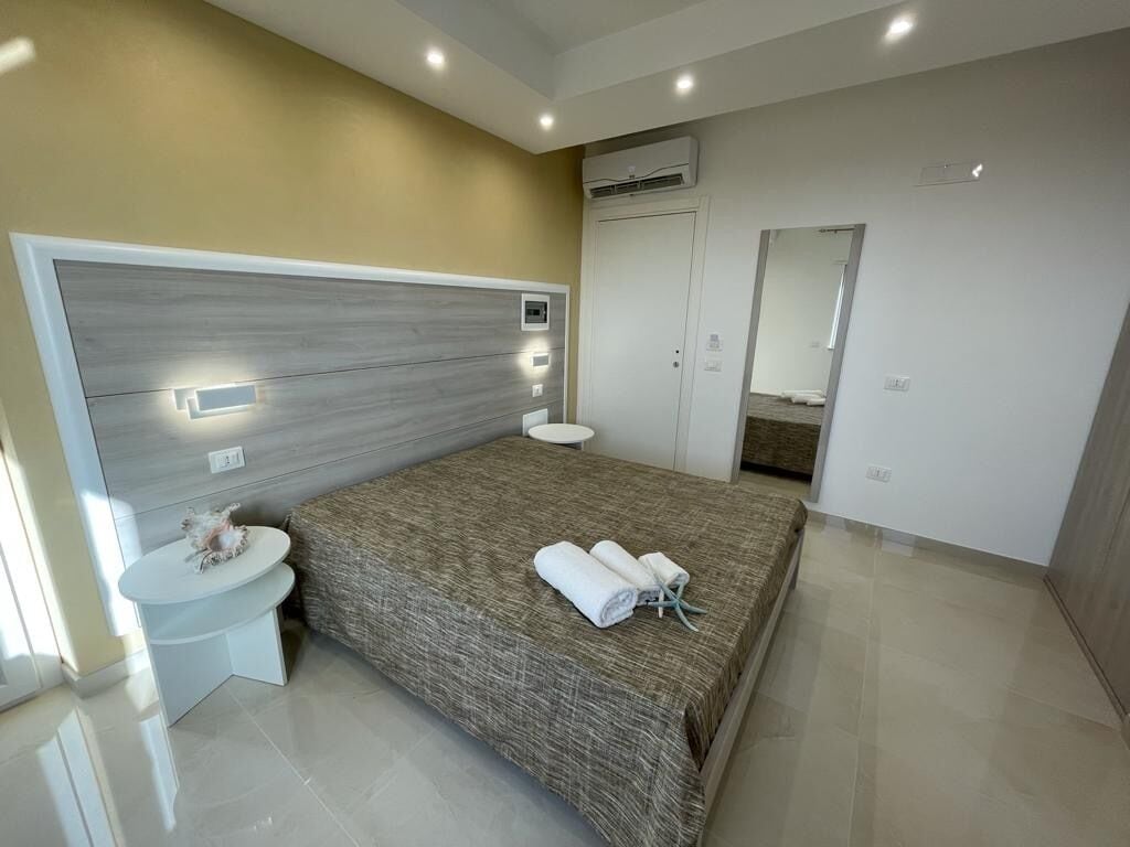 Cofres nos quartos, escrivaninha, quartos à prova de som