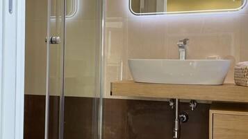 Badezimmer | Dusche, kostenlose Toilettenartikel, Haartrockner, Handtücher