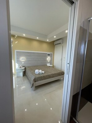 客房内保险箱、办公桌、隔音、免费 WiFi