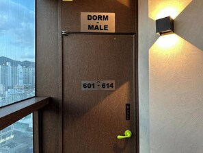 Dorm Single (Male) | Skrivebord, skrivebord for bærbar PC, lydisolert og wi-fi (inkludert)