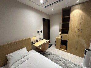 VIP Single | Desk, laptop workspace, soundproofing, free WiFi - Nomad Live Hostel (Busan)