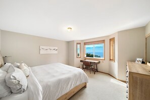 4 chambres, bureau, fer et planche à repasser, lit parapluie