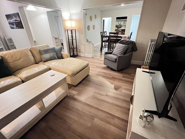 Smart TV, books, computer monitors - Modern 2BR Home •10mi to Boston •Near Assembly Row (Medford)