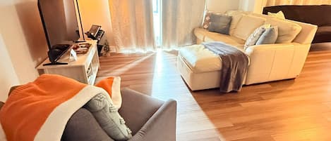 TV connectée, livres, écrans d'ordinateur