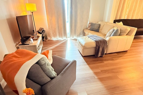 Una Smart TV, libros, una pantalla de ordenador