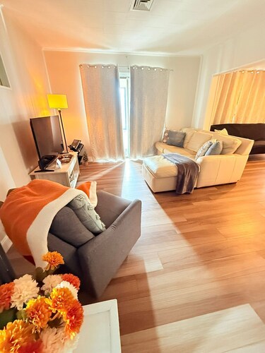 Modern 2BR Home Close to Campus & 10 min Boston