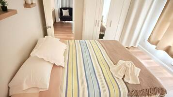 3 bedrooms, desk, iron/ironing board, free WiFi